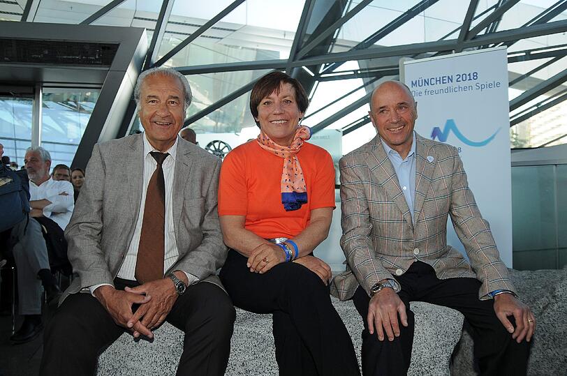 Charme-Offensive für (oder gegen) Olympia: Katarina Witt, OB Christian Ude, Joschka Fischer, Katharina Schulze und Christian Stückl diskutieren über Olympia 2018. AZ-Chefredakteur Arno Makowsky und BR-Moderatorin Ursula Heller führten durch die Diskussion. Die Bilder des spannenden Abends.