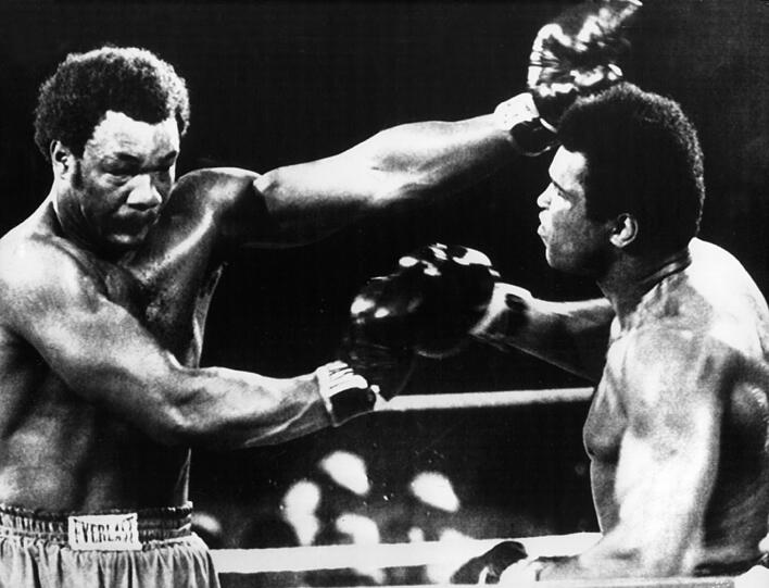 Wohl über keinen Boxkampf wurde jemals mehr geschrieben: Der sieben Jahre jüngere &bdquo;Big George&ldquo; Foreman galt als 
unschlagbare Kampfmaschine, dem 32 Jahre alten Ali wurden ein 
schneller K.o. und das Ende der Karriere prophezeit. Wegen einer 
Augenverletzung bei Foreman verlängerte sich die Vorbereitung auf 
über einen Monat. Beide Boxer blieben in Zaire. Foreman schottete 
sich ab, Ali suchte, wann immer es ging, den Kontakt zur einfachen 
Bevölkerung &ndash; die deshalb im Kampf auf seiner Seite war und 
frenetisch das legendäre `Ali, bomaye!" (`Ali, töte ihn!") anstimmte.