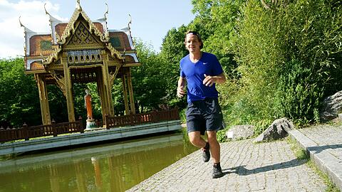 Der Westpark bietet Joggern auch etwas fürs Auge &ndash; etwa die neun Meter hohe thailändische Sala mit einer Buddha-Statue.