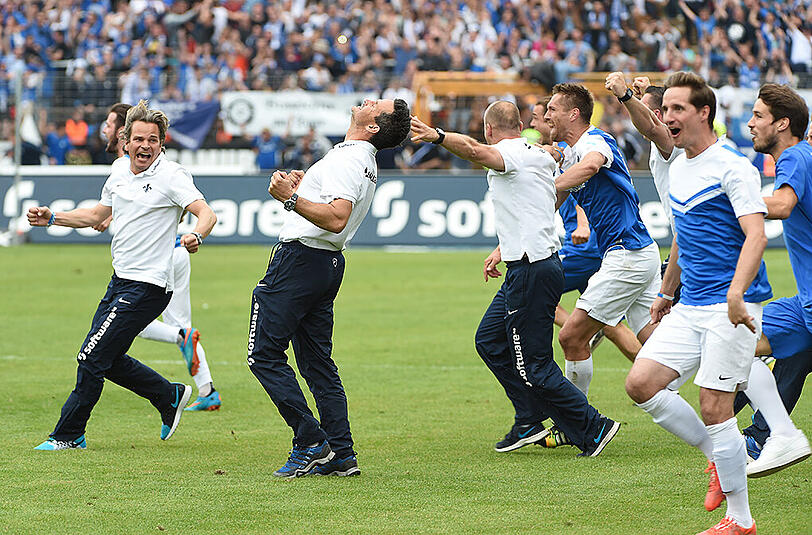 Der SV Darmstadt steigt in die Bundesliga auf. armstadts Trainer Dirk Schuster jubelt mit seinen Spielern über den Aufstieg.