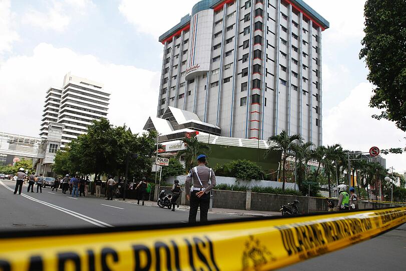 Terroranschlag in Indonesien: Bei einem Bombenanschlag und einer Schießerei in Jakarta sind mindestens sieben Menschen getötet worden.
