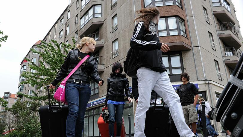 Wenn junge Leute München besuchen (oder Medizin-Touristen sich in hiesigen Kliniken behandeln lassen), buchen sie statt teure Hotelzimmer lieber Privatunterkünfte. Das bringt Vermietern viel Geld, ist aber illegal. Wenn junge Leute München besuchen (oder Medizin-Touristen sich in hiesigen Kliniken behandeln lassen), buchen sie statt teure Hotelzimmer lieber Privatunterkünfte. Das bringt Vermietern viel Geld, ist aber illegal.