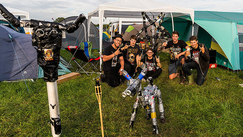 Das Wacken-Festival ist eröffnet. Die Bilder von Bier, Matsch und Fans.