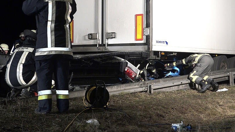 Das Ehepaar im Auto kam mit schwersten Verletzungen ins Krankenhaus. Der Lkw-Fahrer wurde zum Helden, weil er nach dem Unfall sofort das brennende Auto löschte. Die Bilder von der Unfallstelle.