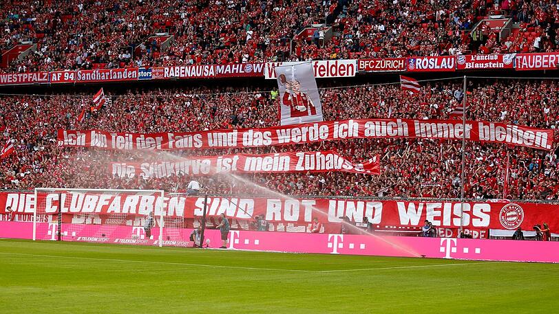 Die Fans des FC Bayern fordern rot-weiße Trikots.