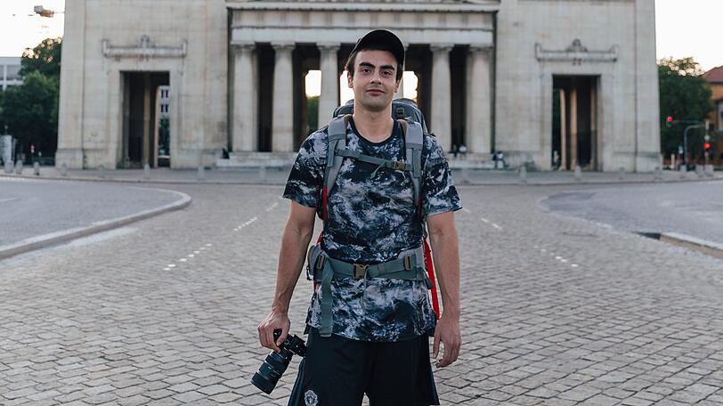 Danial Shekar am Königsplatz. Am Montag verlässt er München für seine ungewöhnliche Wanderung.