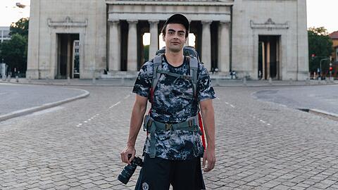 Danial Shekar am Königsplatz. Am Montag verlässt er München für seine ungewöhnliche Wanderung.