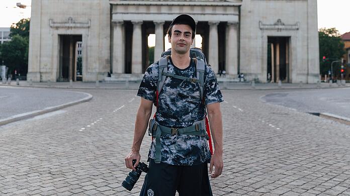 Danial Shekar am Königsplatz. Am Montag verlässt er München für seine ungewöhnliche Wanderung.