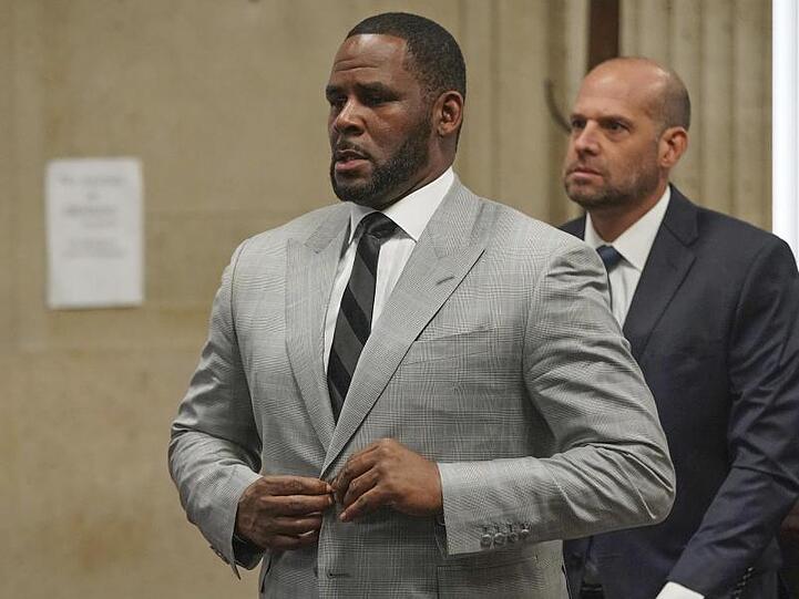 US-Sänger R. Kelly (l.) muss sich wegen sexuellen Missbrauchs vor Gericht verantworten.