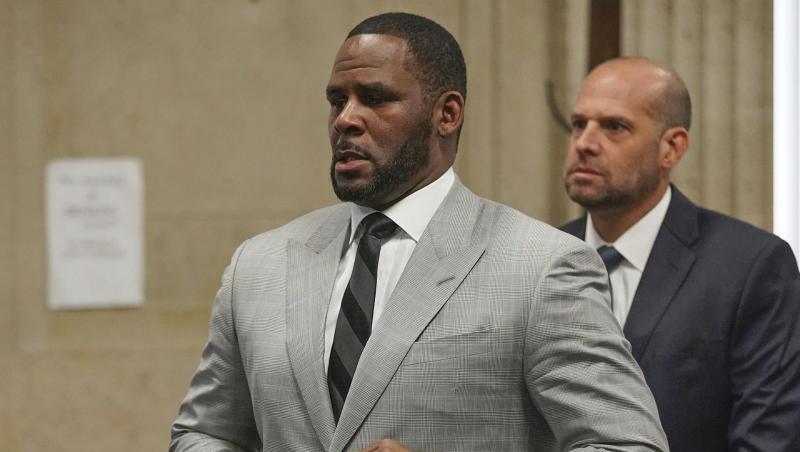 US-Sänger R. Kelly (l.) muss sich wegen sexuellen Missbrauchs vor Gericht verantworten. US-Sänger R. Kelly (l.) muss sich wegen sexuellen Missbrauchs vor Gericht verantworten.