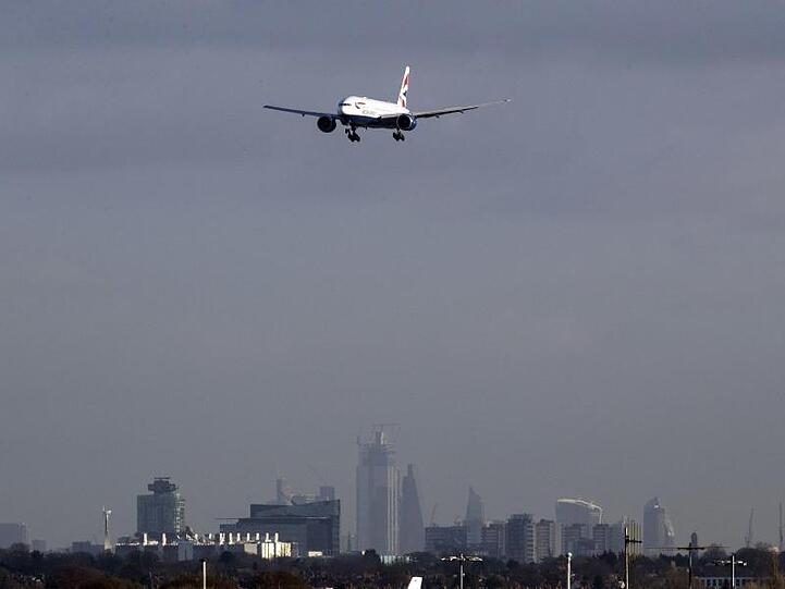 Ein Flugzeug landet auf der Nordbahn des Flughafen Heathrow.