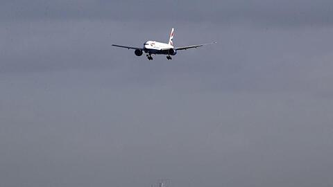 Ein Flugzeug landet auf der Nordbahn des Flughafen Heathrow.