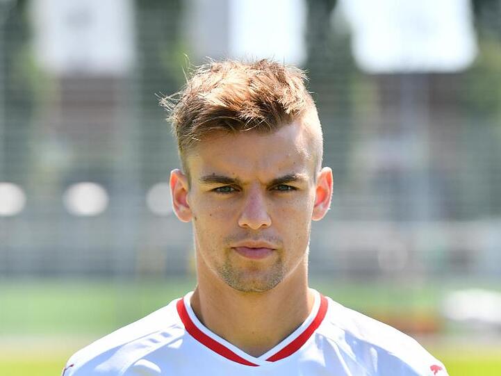 Der Spieler Borna Sosa vom VfB Stuttgart blickt in die Kamera. Foto: Jan-Philipp Strobel/Archiv