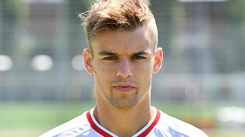 Der Spieler Borna Sosa vom VfB Stuttgart blickt in die Kamera. Foto: Jan-Philipp Strobel/Archiv