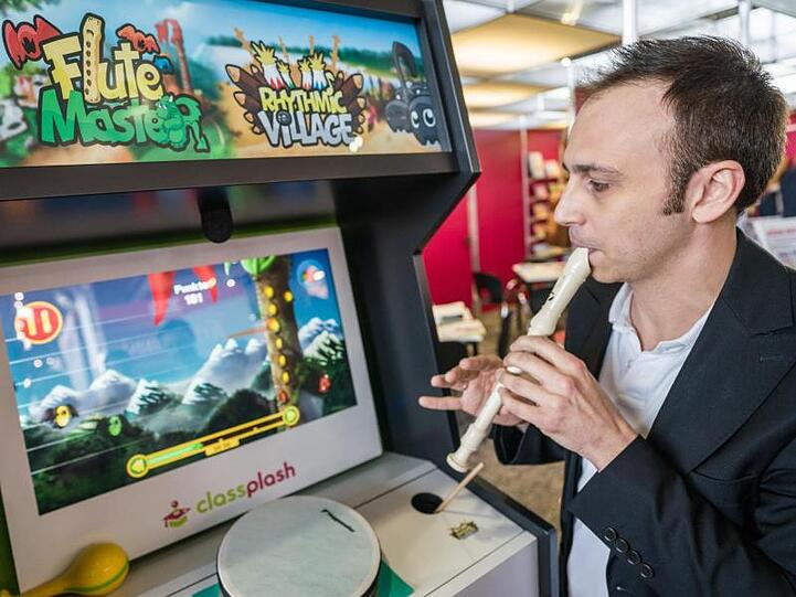 Joao Carlos Ramalheiro führt auf der Frankfurter Musikmesse seine Blockflöten-App vor.