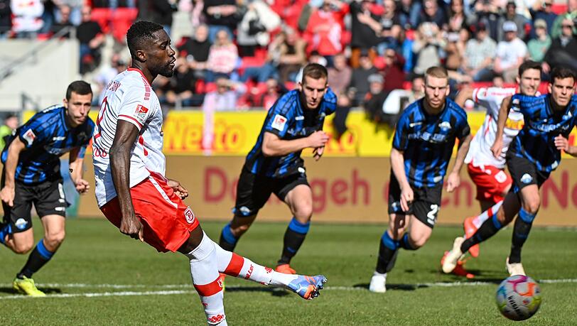 Prince Osei Owusu von Regensburg (l) trifft bei einem Elfmeter zum 1:0 gegen Paderborn.