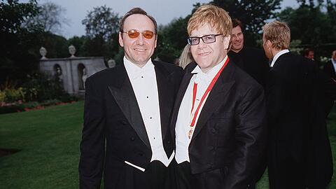 Kevin Spacey (l.) und Elton John auf dem "White Tie and Tiara Ball" im Sommer 2001.