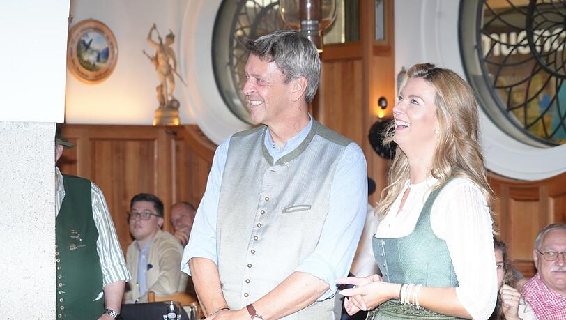 Festwirt Peter Reichert mit seiner Lebensgefährtin Franziska Kohlpaintner. Festwirt Peter Reichert mit seiner Lebensgefährtin Franziska Kohlpaintner.