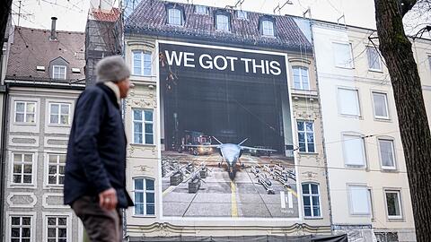 So warb Helsing im Februar w&auml;hrend der M&uuml;nchner Sicherheitskonferenz f&uuml;r sich: mit einem Plakat gegen&uuml;ber dem Hotel Bayerischer Hof an einer Hauswand.