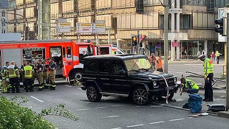 Der Fahrer war in der Stuttgarter Innenstadt mit seinem Gel&auml;ndewagen von der Stra&szlig;e abgekommen. (Archivbild)
