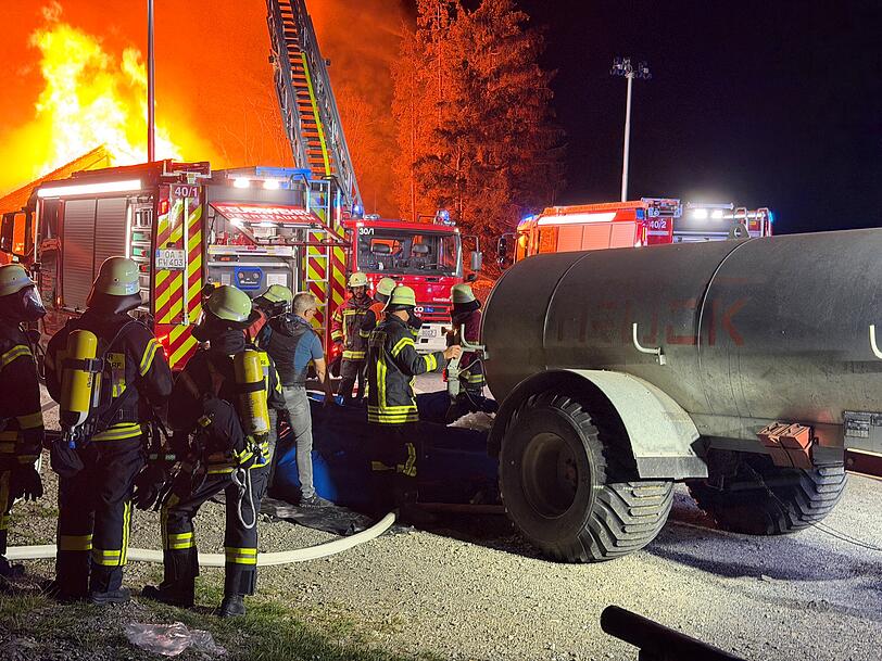 Ein Landwirt bringt L&ouml;schwasser f&uuml;r die Feuerwehr.