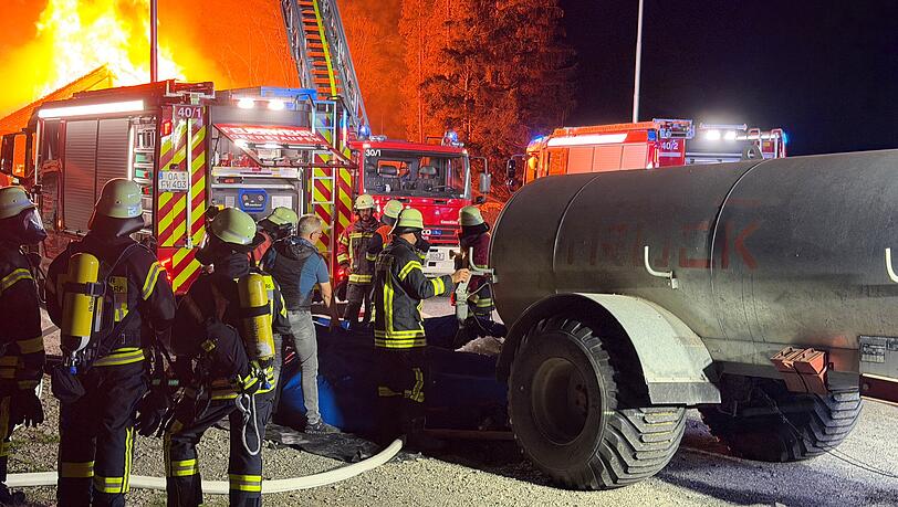 Ein Landwirt bringt Löschwasser für die Feuerwehr. Ein Landwirt bringt Löschwasser für die Feuerwehr.