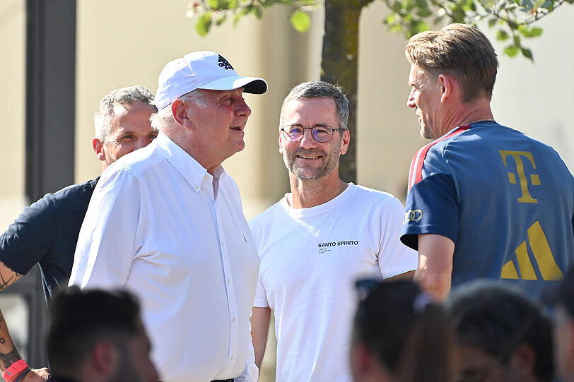 Ehrenpr&auml;sident Uli Hoene&szlig;, Nachwuchsentwicklungsleiter Michael Wiesinger und Sportdirektor Christoph Freund (v.l.) w&auml;hrend des Trainingslagers in Rottach Egern im Gespr&auml;ch.