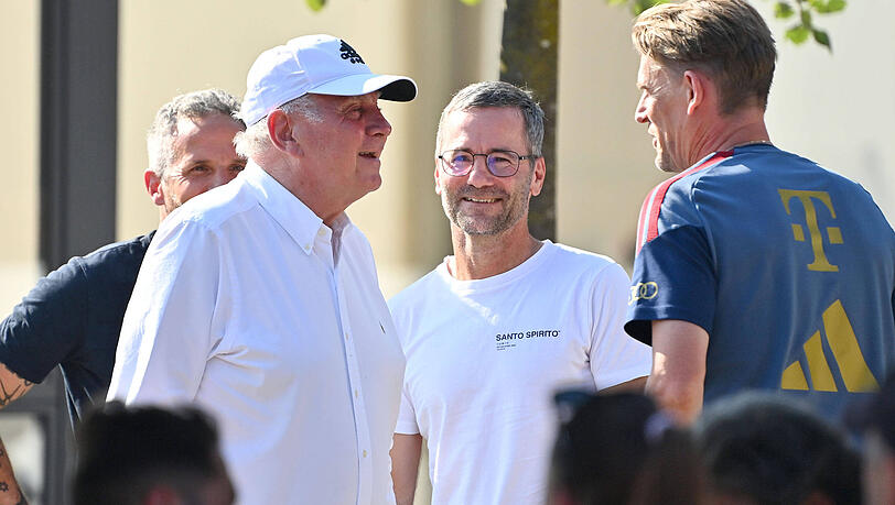 Ehrenpr&auml;sident Uli Hoene&szlig;, Nachwuchsentwicklungsleiter Michael Wiesinger und Sportdirektor Christoph Freund (v.l.) w&auml;hrend des Trainingslagers in Rottach Egern im Gespr&auml;ch.