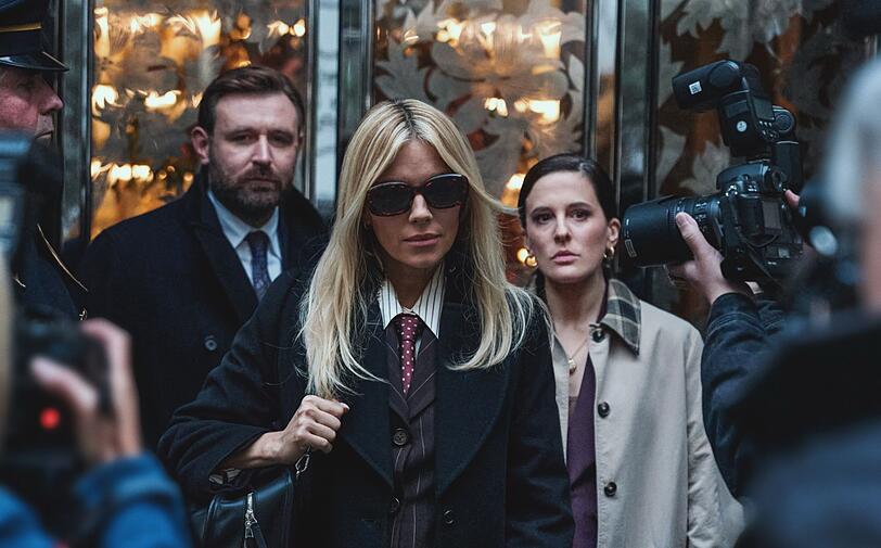 Filmstar Carla Duval (Sienna Miller, Mitte) ist mit ihren Anw&auml;lten (Phoebe Fox, James McArdle) bereit, im Scheidungsprozess bis zum &Auml;u&szlig;ersten zu gehen.