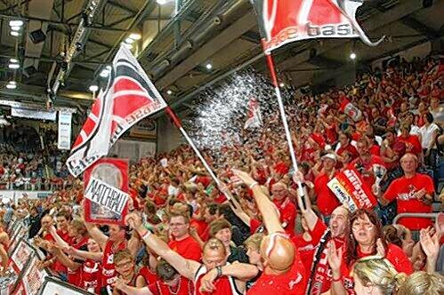 Außer Rand und Band: Bambergs enthusiastische Basketball-Fans feiern schon mal die Meisterschaft.