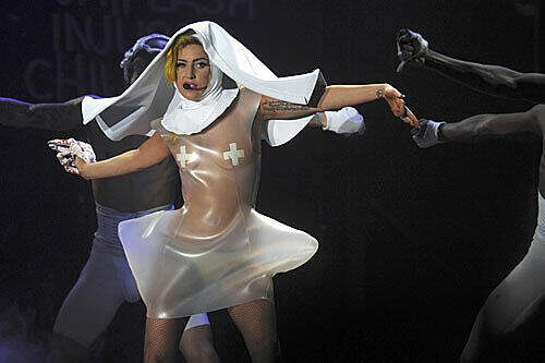 Als leichtbekleitete Nonne: Lady Gaga