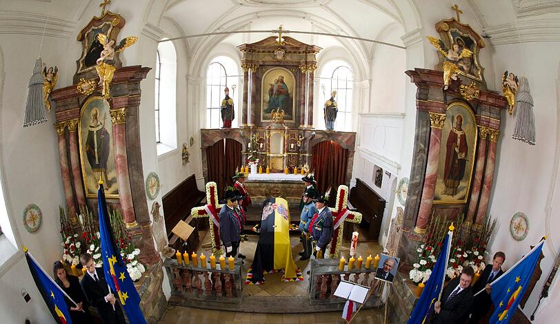 Der mit der Familienfahne bedeckte Sarg von Otto von Habsburg steht mit einem Ehrenspalier der Schützenkompanie Zirl aus Österreich, in der Sankt-Ulrichs-Kirche in Pöcking am Starnberger See, aufgebahrt am Altar.