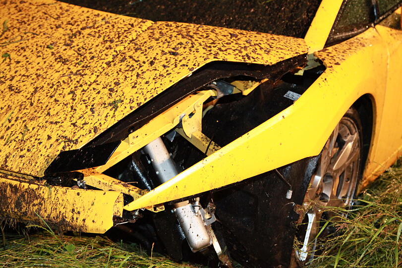 Auf regennasser Fahrbahn ist am Dienstagabend ein Münchner mit seinem Lamborghini von der Straße abgekommen und schwer verunglückt. Die Ursache war vermutlich überhöhte Geschwindigkeit. Der Fahrer musste schwer verletzt ins Krankenhaus eingeliefert werden. Die  Bilder von der Unfallstelle.