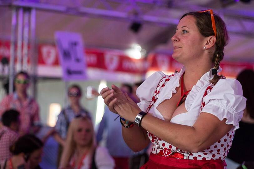 Dirndl und Lederhosen am kroatischen Strand: Bilder von der wilden Springbreak Wiesn-Party zum Durchklicken!