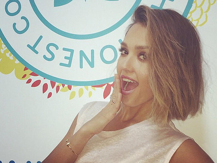 Ups, wo sind denn meine Haare hin? Bei Schauspielerin Jessica Alba fehlten im Februar auf einmal einige Zentimeter ihrer Haarpracht. Doch der Bob steht ihr ebenso gut ...