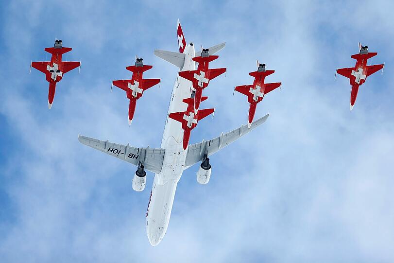 Flugzeuge der Schweizer Luftwaffe begleiten einen Airbus bei einer zivilen Vorführung.