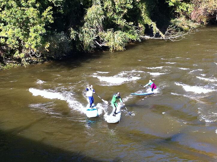 Ritt auf der Welle: die Isar-Surfer vom Sonntag.