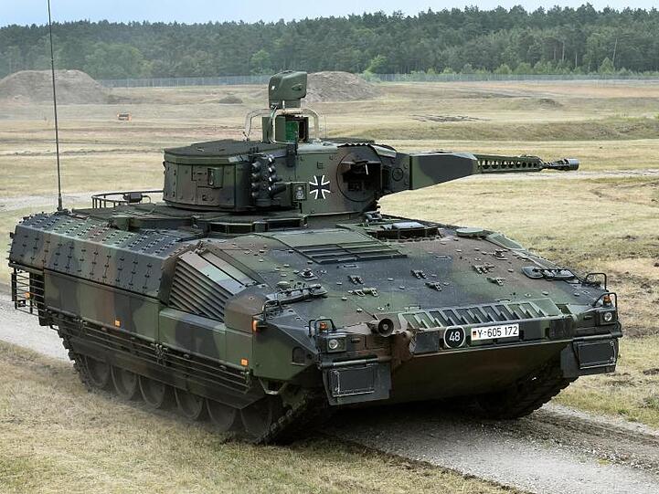 Ein Schützenpanzer vom Typ Puma wird auf dem Erprobungsgelände des Unternehmens Rheinmetall vorgestellt.