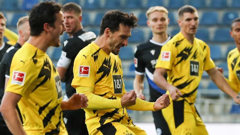 Dortmunds Doppel-Torschütze Mats Hummels (M) feiert den ersten seiner beiden Treffer gegen Arminia Bielefeld.