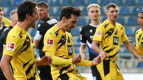 Dortmunds Doppel-Torschütze Mats Hummels (M) feiert den ersten seiner beiden Treffer gegen Arminia Bielefeld.