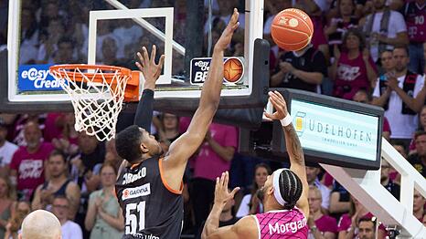 Ulms Bruno Caboclo verteidigt gegen den Bonner Jeremy Morgan.