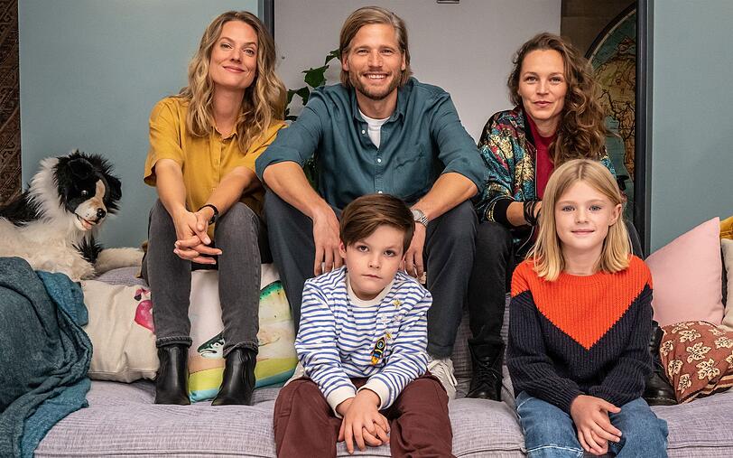 Mads (Sebastian Ströbel, hinten Mitte) hat sein Patchworkglück gefunden: In Eva (Marie Burchard, hinten links) ist er verliebt, seine beste Freundin René (Franziska Wulf) und ihre Kinder Oscar (Thias Dertinger) und Lola (Thurid Charlotte Funck) sind für ihn ebenfalls Familie. Doch kann dieses Konstrukt langfristig funktionieren? Mads (Sebastian Ströbel, hinten Mitte) hat sein Patchworkglück gefunden: In Eva (Marie Burchard, hinten links) ist er verliebt, seine beste Freundin René (Franziska Wulf) und ihre Kinder Oscar (Thias Dertinger) und Lola (Thurid Charlotte Funck) sind für ihn ebenfalls Familie. Doch kann dieses Konstrukt langfristig funktionieren?