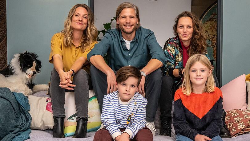 Mads (Sebastian Ströbel, hinten Mitte) hat sein Patchworkglück gefunden: In Eva (Marie Burchard, hinten links) ist er verliebt, seine beste Freundin René (Franziska Wulf) und ihre Kinder Oscar (Thias Dertinger) und Lola (Thurid Charlotte Funck) sind für ihn ebenfalls Familie. Doch kann dieses Konstrukt langfristig funktionieren? Mads (Sebastian Ströbel, hinten Mitte) hat sein Patchworkglück gefunden: In Eva (Marie Burchard, hinten links) ist er verliebt, seine beste Freundin René (Franziska Wulf) und ihre Kinder Oscar (Thias Dertinger) und Lola (Thurid Charlotte Funck) sind für ihn ebenfalls Familie. Doch kann dieses Konstrukt langfristig funktionieren?
