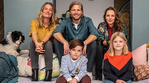Mads (Sebastian Str&ouml;bel, hinten Mitte) hat sein Patchworkgl&uuml;ck gefunden: In Eva (Marie Burchard, hinten links) ist er verliebt, seine beste Freundin Ren&eacute; (Franziska Wulf) und ihre Kinder Oscar (Thias Dertinger) und Lola (Thurid Charlotte Funck) sind f&uuml;r ihn ebenfalls Familie. Doch kann dieses Konstrukt langfristig funktionieren?
