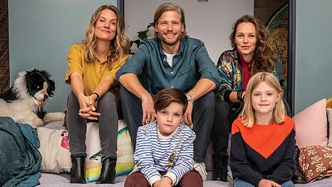 Mads (Sebastian Str&ouml;bel, hinten Mitte) hat sein Patchworkgl&uuml;ck gefunden: In Eva (Marie Burchard, hinten links) ist er verliebt, seine beste Freundin Ren&eacute; (Franziska Wulf) und ihre Kinder Oscar (Thias Dertinger) und Lola (Thurid Charlotte Funck) sind f&uuml;r ihn ebenfalls Familie. Doch kann dieses Konstrukt langfristig funktionieren?