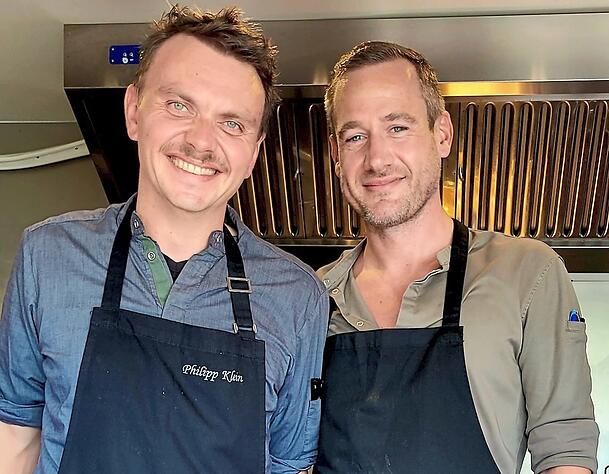 Philipp Klein (l.) und Toni Fröschl: Die zwei Köche sind am Mittwoch besonders gefordert. Philipp Klein (l.) und Toni Fröschl: Die zwei Köche sind am Mittwoch besonders gefordert.