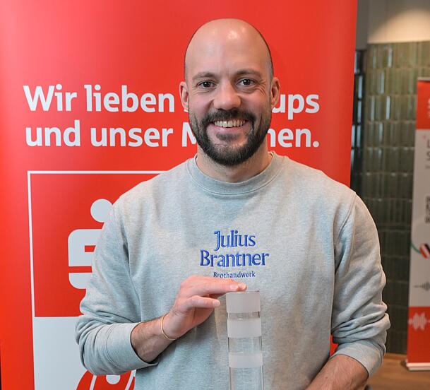 Julius Brantner von der Bio-B&auml;ckerei "Julius Brantner Brothandwerk" hat ebenfalls den Gr&uuml;nderpreis der Stadsparkasse in der Kategorie Aufsteiger gewonnen. Er betreibt mehrere Fililalen in M&uuml;nchen.