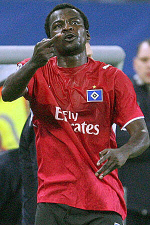 ist die liebste Geste der Sportler, wie hier Timothy Atouba, bei dem die Nerven blank lagen, als ihn die eigenen Fans beim 3:2 in der Champions League seines Hamburger SV gegen ZSKA Moskau im Dezember 2006 auspfiffen.