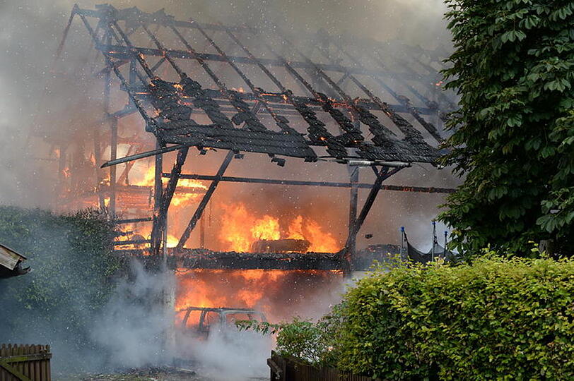 Bei Siegsdorf im Landkreis Traunstein steht am Sonntagmittag ein Bauernhof in Flammen.