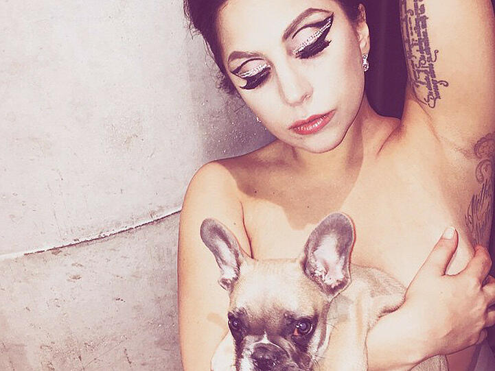 Fast oberkörperrei posiert Lady Gaga auf ihrem neuesten Instagram-Foto